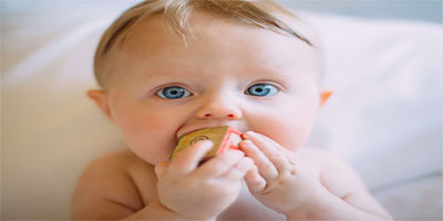 چگونه می توان فهمید کودک برای خوردن غذای جامد آماده است؟