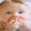 چگونه می توان فهمید کودک برای خوردن غذای جامد آماده است؟